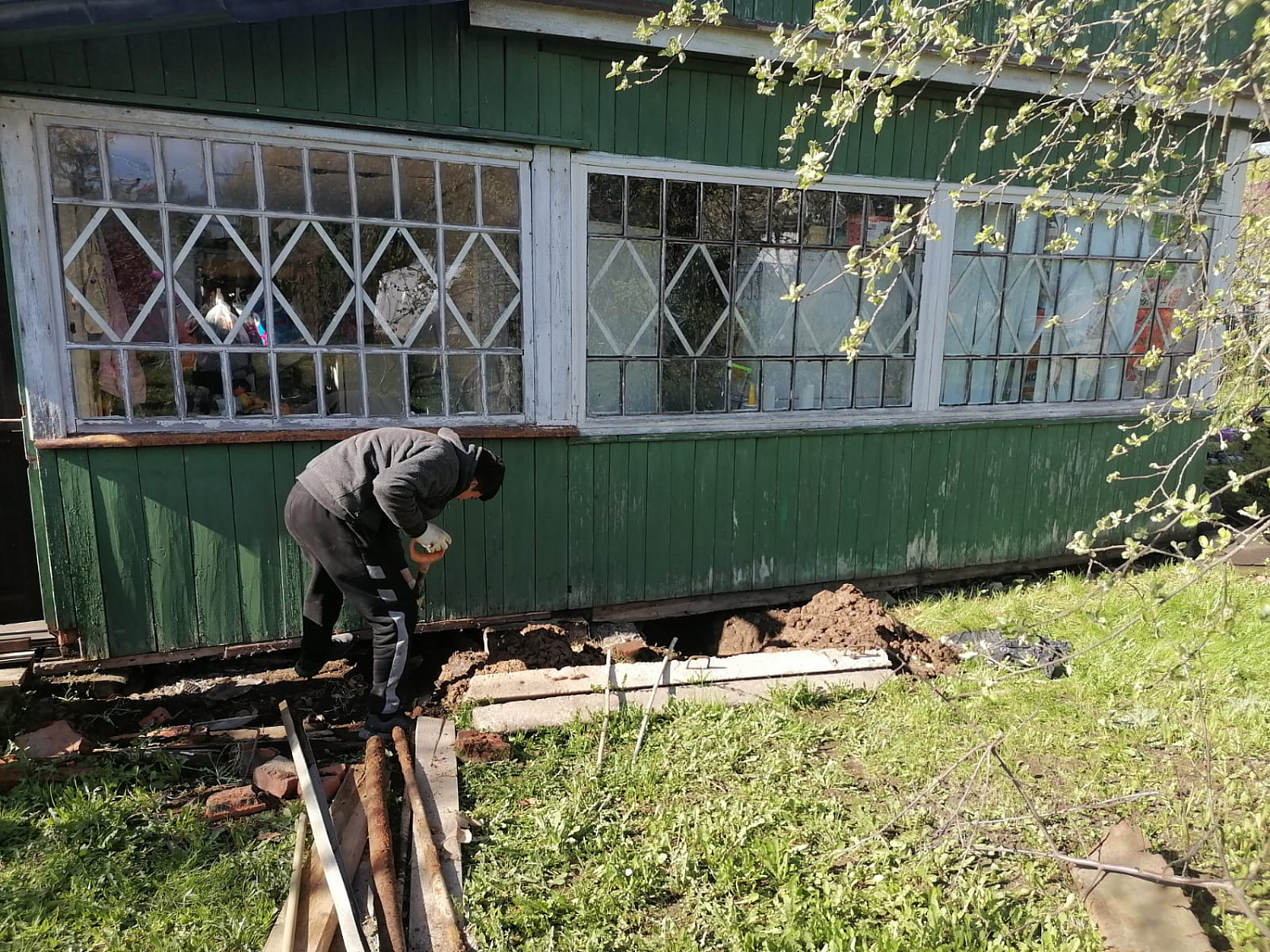 Реконструкция фундамента - подъем дома с покосившимся фундаментом на винтовые сваи + видео процесса