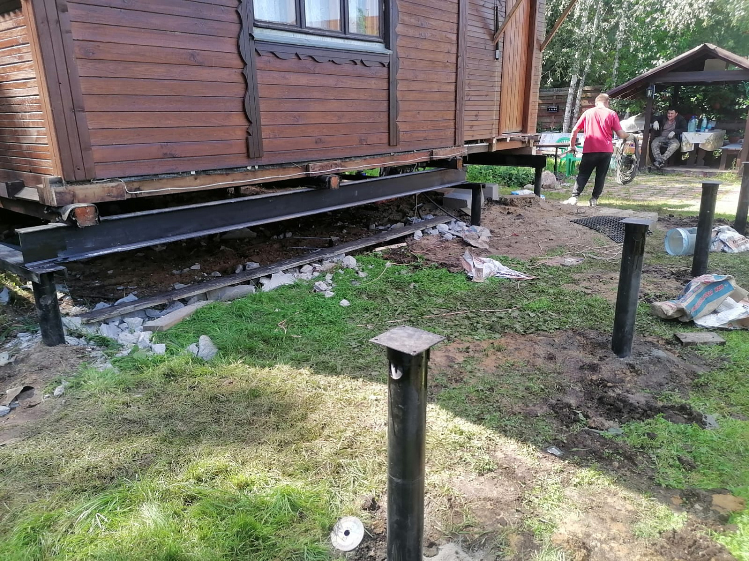 Заменили старый фундамент на винтовые сваи с двутавровой балкой 200мм