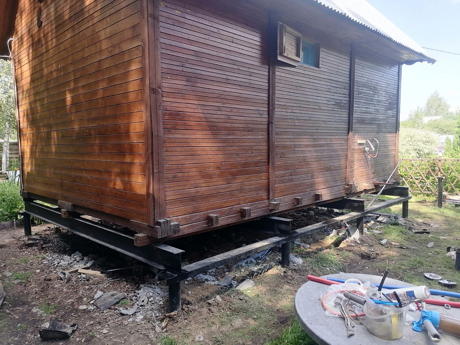 Заменили старый фундамент на винтовые сваи с двутавровой балкой 200мм