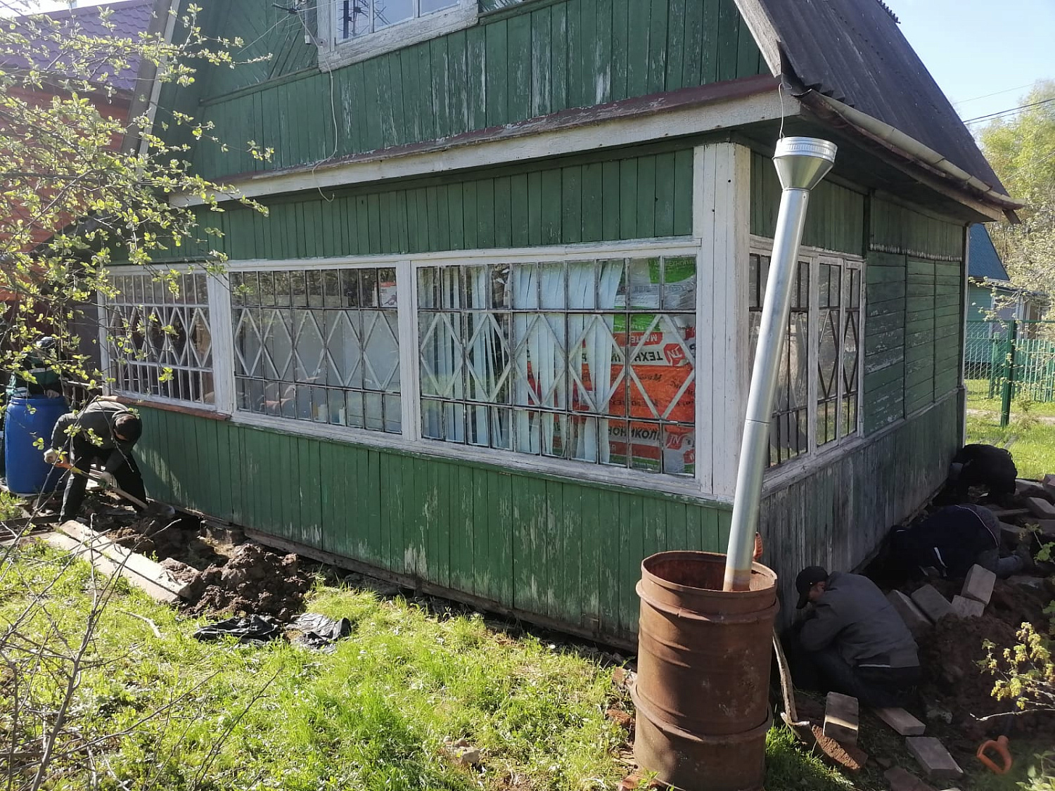 Реконструкция фундамента - подъем дома с покосившимся фундаментом на винтовые сваи + видео процесса